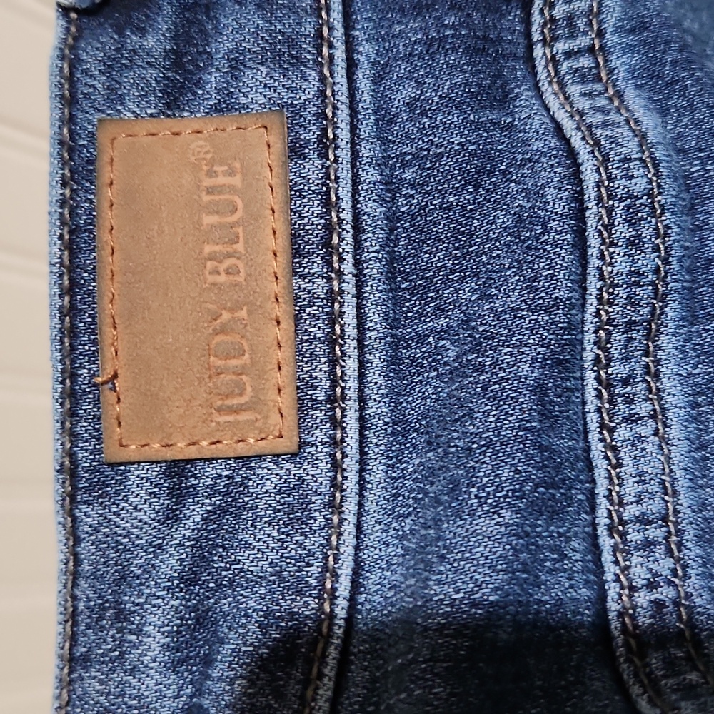 Judy Blue high rise, 13/31 slim boot, slit on bottom, dark wash jeans